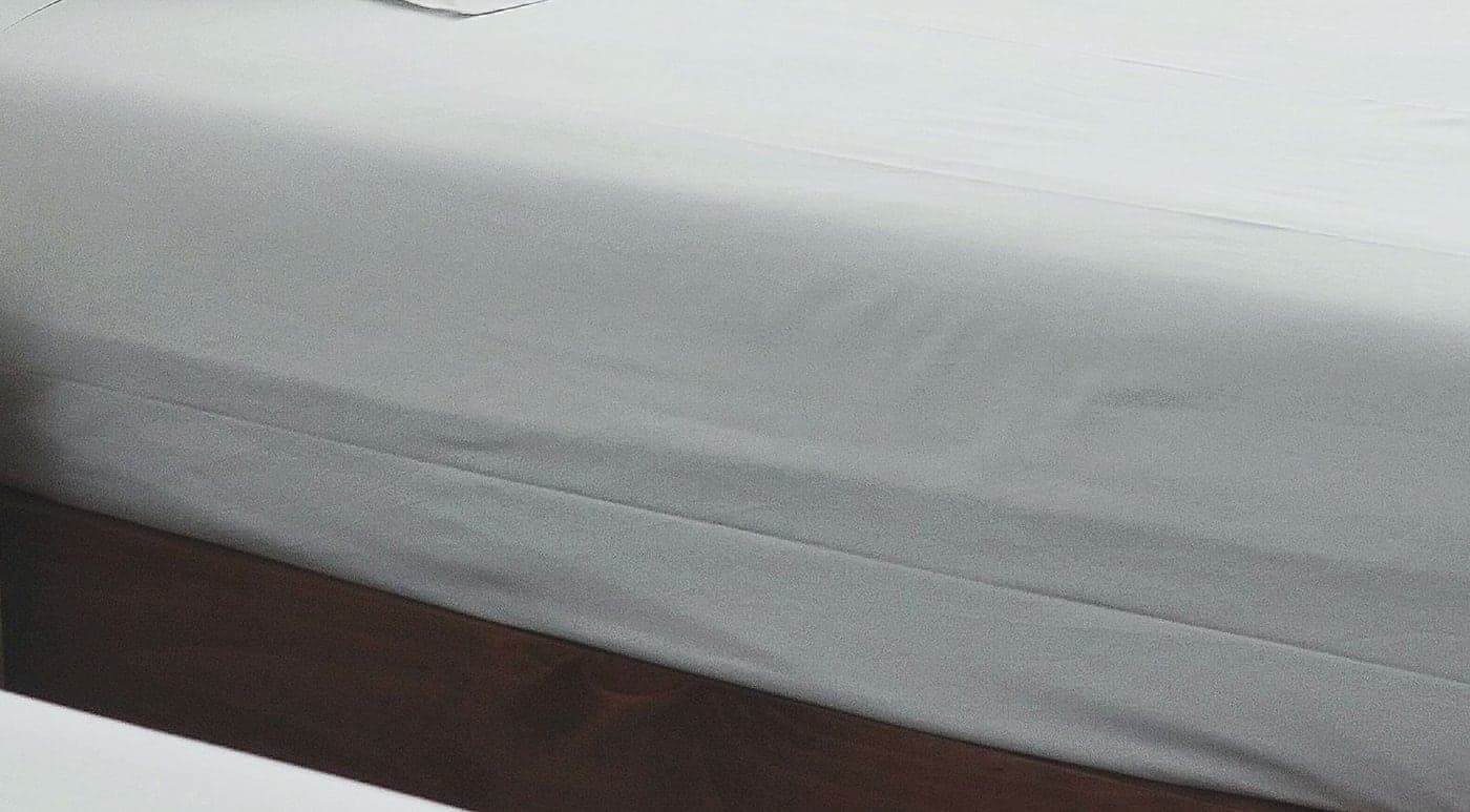 Otel yatağında beyaz lastikli çarşaf