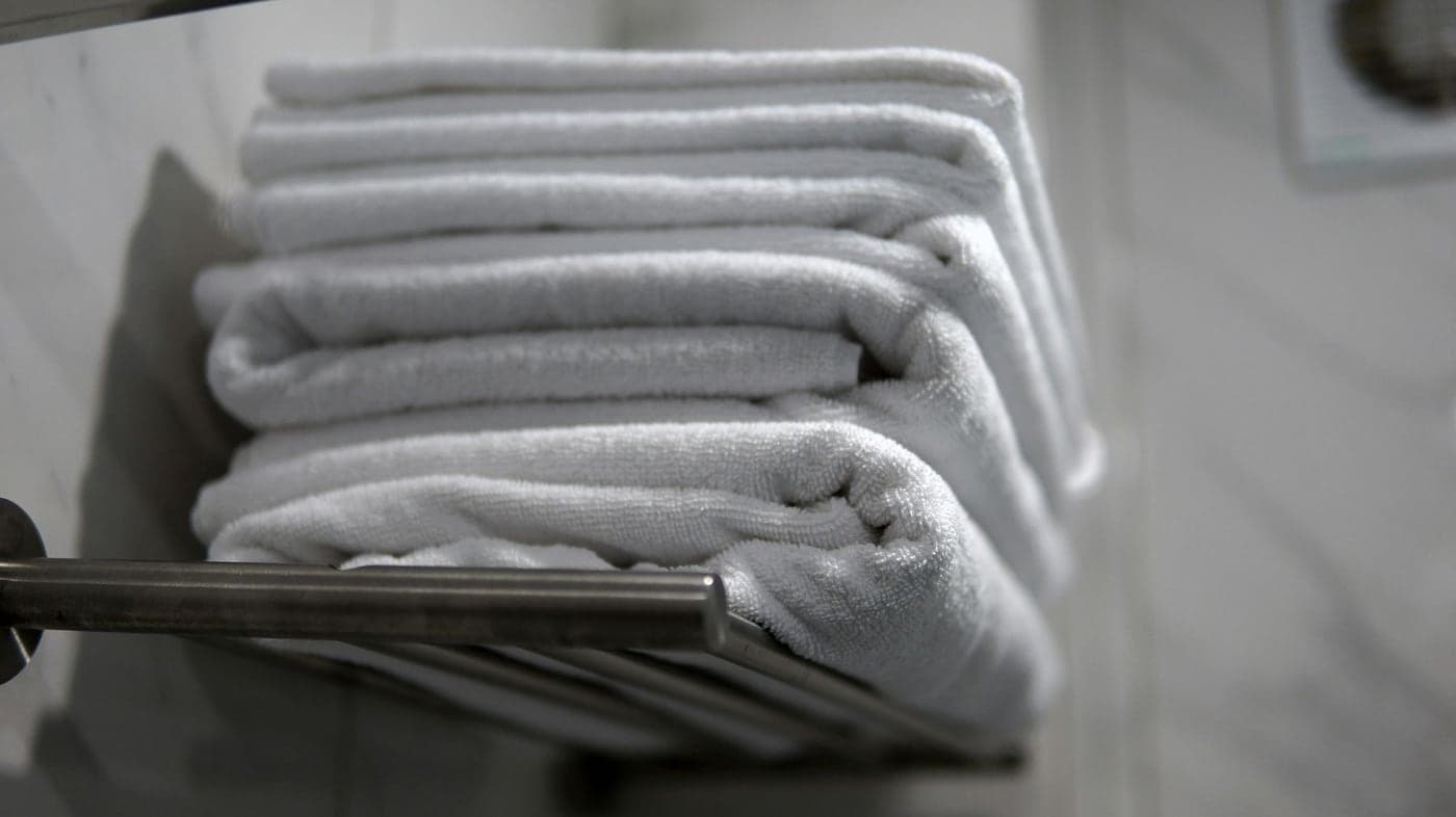 Rafta katlanmış beyaz otel banyo havluları